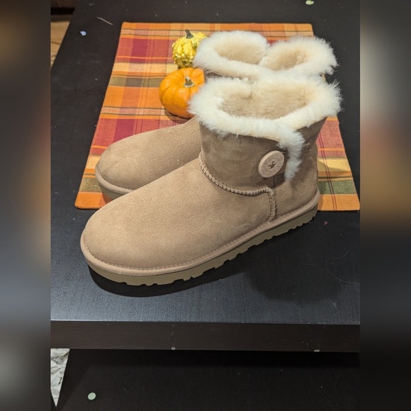 UGG Women's Mini Bailey Button Boot - Picture 6 of 8